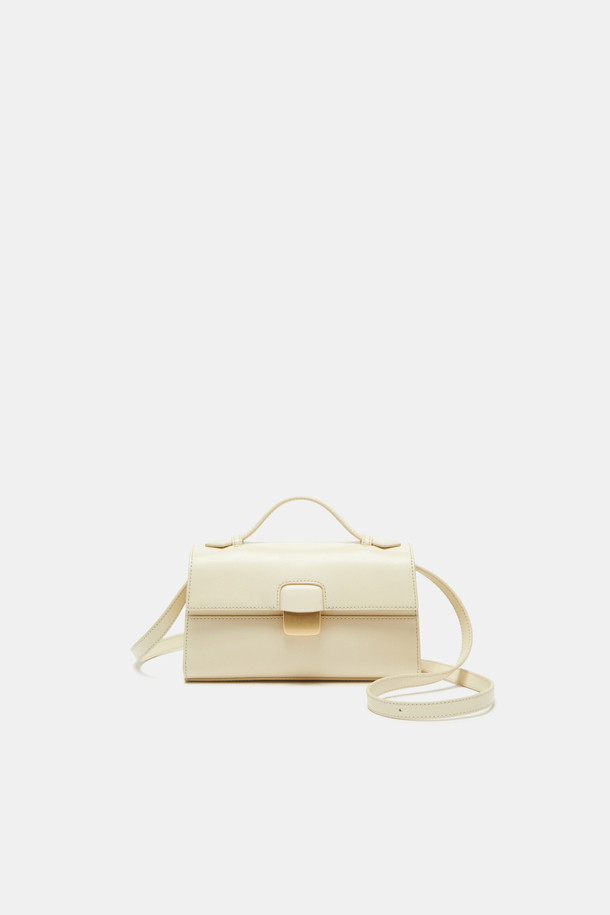 파사드 토트 22 웨빙은 클래식한 디자인으로 출근룩과 오피스룩에 잘 어울리는 여성 토트백입니다. 잔자보 가죽 소재와 건축적 디자인 패턴이 돋보이며, 골드 하드웨어 및 웨빙 스트랩으로 포인트를 더했습니다. 사각 또는 사다리꼴 모양으로, 탈부착 가능한 스트랩과 내부 카드 포켓이 있어 실용성을 높였습니다. 토트백, 숄더백, 크로스백으로 다양한 연출이 가능하며, 미니멀하고 시크한 스타일을 완성하는 데 적합합니다. 일상생활에서 폭넓게 활용할 수 있는 아이템입니다.
