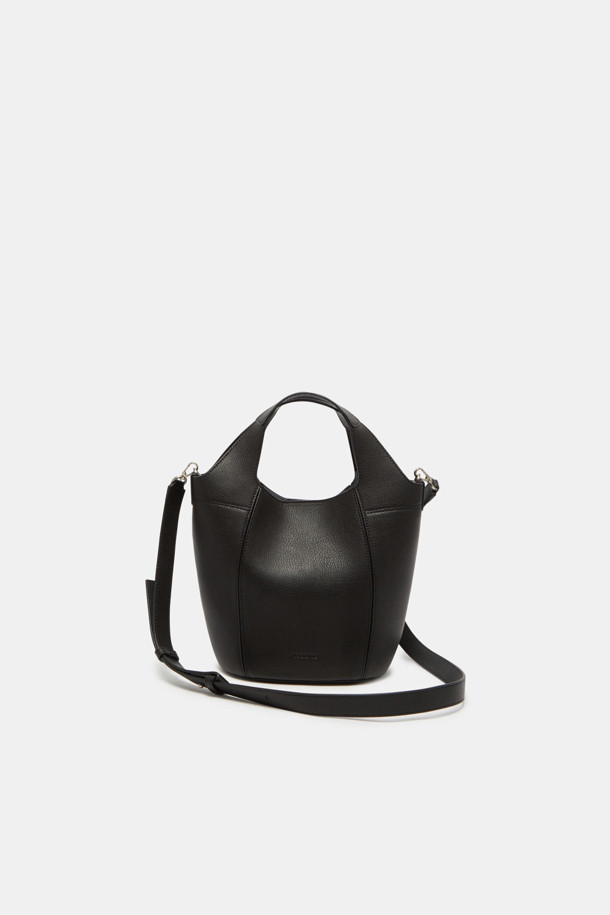 Teaberry 토트 17 웨빙은 심플한 디자인과 활용성이 돋보이는 여성용 토트백입니다. 미디엄 사이즈의 블랙 컬러 합성가죽 소재로 제작되어 시크하고 미니멀한 스타일을 연출합니다. 숄더 스트랩과 오픈형 잠금 방식을 갖춰 출근룩, 오피스룩, 모임룩 등 다양한 TPO에 매치하기 좋습니다. 반원 형태의 가방 모양과 무지 디자인이 세련된 느낌을 더하며, 데일리 가방으로 손색없는 실용적인 아이템입니다.
