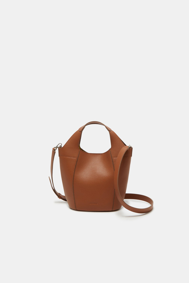 Teaberry Tote 17 Webbing (티베리 토트 17 웨빙)은 여성용 토트백입니다. 합성가죽 소재의 미디엄 사이즈 가방으로, 브라운 색상의 무지 디자인이 특징입니다. 반원 모양에 지퍼형 잠금 방식을 적용했으며, 숄더 스트랩이 있어 크로스백으로도 활용 가능합니다. 클래식, 미니멀, 시크 스타일을 선호하는 오피스룩, 출근룩, 모임룩에 잘 어울리는 가방입니다.
