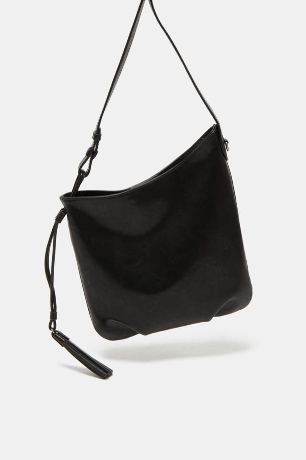 "Faugeres Tassel Cross 23"은 여성스러운 매력을 더하는 크로스백입니다. BKX(내추럴 주름 소가죽)와 BRX(마이크로 스웨이드와 내추럴 가죽 조합) 두 가지 컬러로 제공되며, 부드러운 촉감과 자연스러운 주름 텍스처가 특징입니다. 토트백, 숄더백, 크로스백으로 활용 가능한 3way 컨버터블 디자인에 비대칭 실루엣과 태슬 장식이 돋보이며, 실버 컬러 하드웨어가 세련된 느낌을 더합니다. 내부 포켓 1개와 조절 가능한 스트랩으로 실용성을 높였으며, 마그네틱형 잠금방식으로 편리하게 사용할 수 있습니다. 데이트룩, 모임룩, 오피스룩 등 다양한 TPO에 클래식, 미니멀, 시크 스타일을 연출하기 좋습니다.
