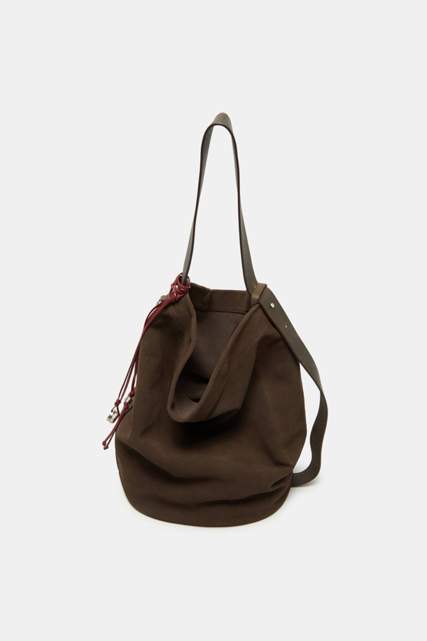 Haru Shoulder 24 Suede (하루 숄더 24 스웨이드)는 미니멀하고 클래식한 스타일을 추구하는 여성들을 위한 숄더백입니다. 부드러운 스웨이드 소재와 브라운 컬러가 고급스러운 분위기를 자아내며, 반원 형태의 디자인이 세련미를 더합니다. 가방 사이즈는 미디엄이며, 지퍼형 잠금 방식으로 소지품을 안전하게 보관할 수 있습니다. 숄더 스트랩이 있어 편안하게 착용 가능하며, 출근룩과 모임룩 등 다양한 TPO에 활용하기 좋습니다. 무지 디자인으로 어떤 스타일에도 잘 어울려 데일리백으로 제격입니다.
