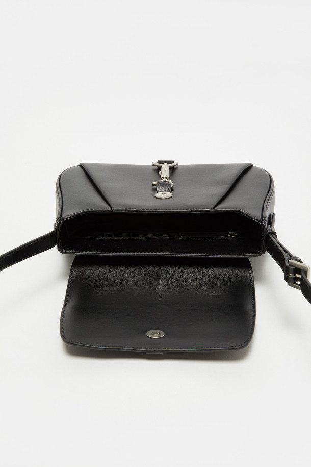 마농 숄더 25는 여성들을 위한 클래식 숄더백입니다. 부드러운 소가죽 소재에 골드 컬러와 웨이브 패턴이 어우러져 세련된 디자인을 완성합니다. 25 사이즈로 미디엄 크기이며, 조절 가능한 스트랩으로 숄더백, 크로스백, 토트백으로 다양하게 활용할 수 있습니다. 골드 하드웨어와 비대칭 삼각 링 장식이 돋보이며, 순수함과 영원을 상징하는 메달 하드웨어가 특징입니다. 내부에는 실용적인 포켓이 있어 데이트룩, 모임룩, 오피스룩 등 다양한 스타일에 매치하여 클래식하고 미니멀하며 시크한 무드를 연출할 수 있습니다.
