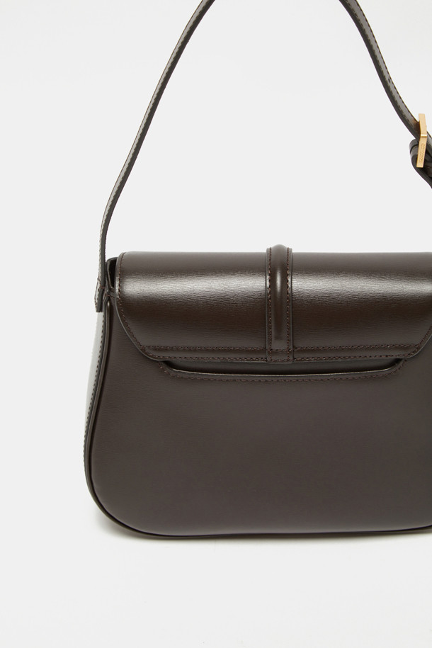 Manon Shoulder 25 (마농 숄더 25)는 여성스러운 룩을 완성하는 숄더백, 크로스백, 토트백으로 활용 가능한 가방입니다. 부드러운 소가죽 소재에 웨이브 텍스처 엠보싱이 더해져 고급스러운 질감을 선사합니다. 클래식한 디자인에 순수와 영원을 상징하는 메달 하드웨어와 비대칭 삼각 링 장식이 포인트입니다. 내부에는 실용적인 수납을 위한 포켓이 있으며, 조절 가능한 스트랩으로 다양한 스타일을 연출할 수 있습니다. 데이트룩, 모임룩 등 시크하고 미니멀한 스타일을 즐기는 분들께 추천합니다.
