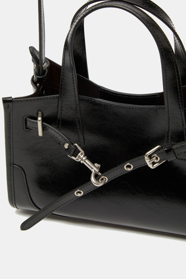 Fermier Day 토트 27은 여성용 미디엄 사이즈 토트백입니다. 블랙 색상의 합성가죽 소재로 제작되었으며, 버클과 체인 디자인 장식으로 시크한 포인트를 더했습니다. 3-way 착용이 가능하며, 탈부착 스트랩, 내부 포켓, 실버 하드웨어, 버클형 잠금 방식으로 실용성을 높였습니다. 무지 패턴의 사각 쉐입으로, 데일리 및 오피스룩에 클래식하고 미니멀한 스타일을 완성합니다.
