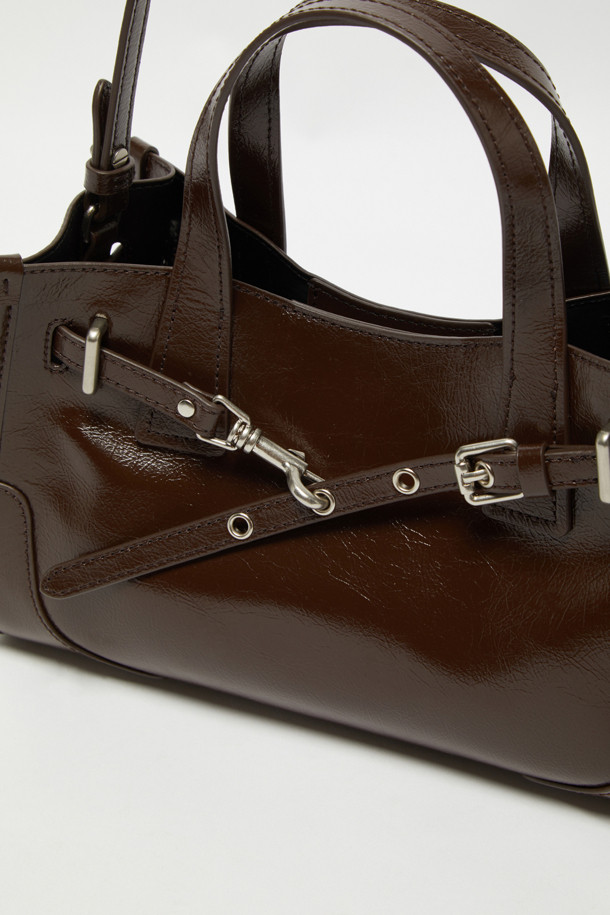 Fermier Day 토트 27은 미디엄 사이즈의 여성용 토트백입니다. 광택감 있는 합성가죽 소재에 버클 장식으로 미니멀하면서도 클래식한 무드를 연출합니다. 3-way 착용이 가능하며, iPad 11인치 수납이 가능한 실용적인 디자인으로, 내부 포켓과 조절 가능한 스트랩을 갖추었습니다. 브라운 컬러에 실버 하드웨어의 조화가 세련된 실루엣을 완성하여 출근룩, 오피스룩 등 다양한 스타일에 시크하게 매치할 수 있습니다. 버클형 잠금 방식으로 소지품을 안전하게 보관할 수 있습니다.
