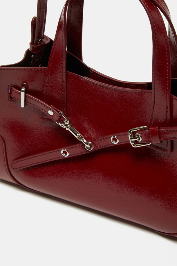 페르미에 데이 토트 27은 여성스러운 스타일을 강조하는 미디엄 사이즈의 사각 토트백입니다. 와인 컬러의 글로시 소재가 시크하고 미니멀한 디자인에 고급스러움을 더합니다. 버클과 스트랩 디테일이 돋보이며, 탈부착 가능한 스트랩으로 3way 착용이 가능하여 실용성을 높였습니다. 내부에는 수납공간, 포켓, iPad 11인치 수납이 가능한 넉넉한 공간이 마련되어 있으며, 실버 하드웨어와 버클형 잠금방식으로 세련됨을 더했습니다. 데일리 및 출근룩에 활용하기 좋은 클래식한 디자인의 가방입니다.
