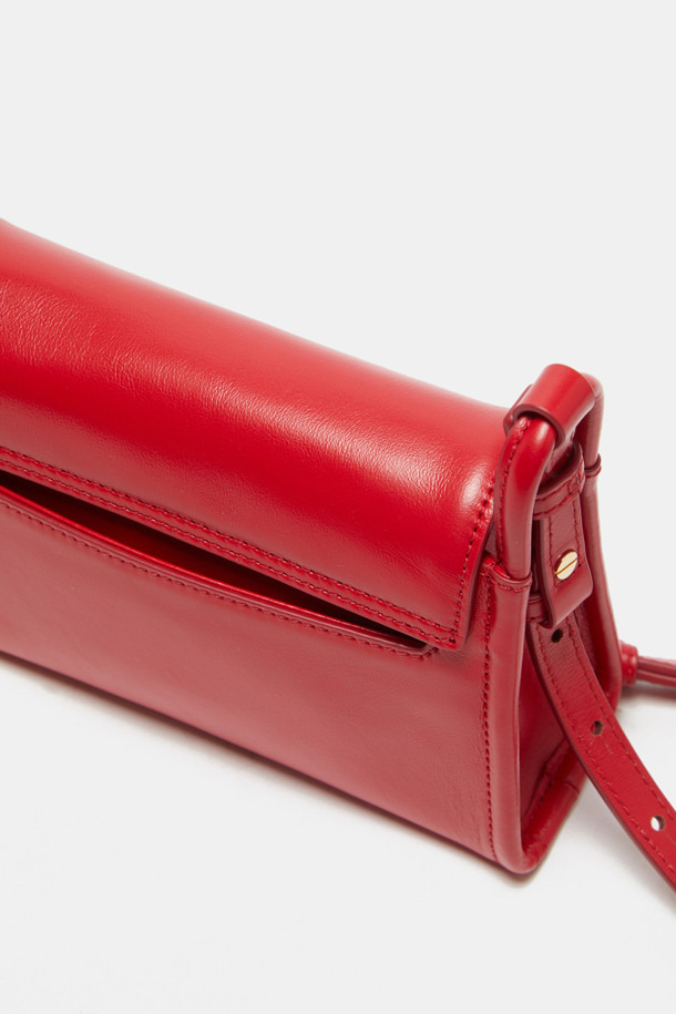 Twiggy 미니 크로스 20은 소가죽 소재의 미니 크로스백으로, 클래식과 캐주얼 스타일을 모두 아우르는 여성 가방입니다. 3WAY 연출이 가능하며, 버클형 잠금 방식으로 디자인에 포인트를 더했습니다. 내부 및 외부 포켓, 카드 및 핸드폰 수납 공간을 갖춰 실용성을 높였으며, 데이트룩과 모임룩에 잘 어울립니다. 은은한 광택감과 크링클 엠보 가공으로 고급스러운 분위기를 연출하며, 실버 또는 골드 하드웨어 옵션을 선택할 수 있습니다. 무지 디자인의 사각 쉐입으로 미니멀하고 세련된 스타일을 완성해 보세요.
