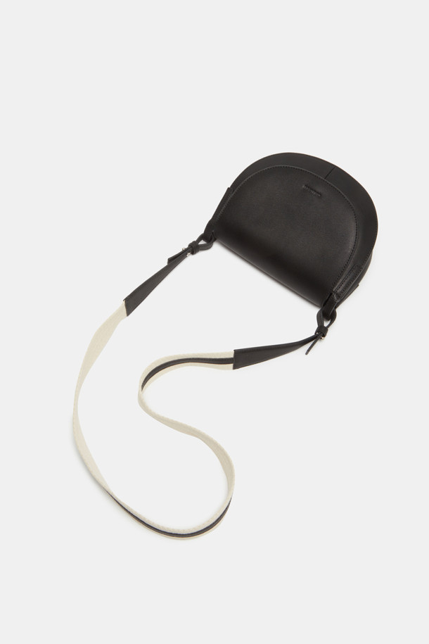 Tiffin Cross 21 (티핀 크로스 21)은 여성 고객을 위한 미디엄 사이즈의 라운드 크로스백입니다. 블랙 컬러의 소가죽 소재에 격자무늬 패턴으로 클래식, 미니멀, 시크한 스타일을 연출합니다. 탈부착 가능한 가죽 스트랩과 웨빙 스트랩 2종을 구성하여 2way 연출이 가능하며, 로즈 골드 하드웨어 장식으로 고급스러움을 더했습니다. 내부 분리 수납공간, 내부 포켓 1개, 외부 포켓 1개로 실용성을 높여 데이트룩, 모임룩 등 일상에서 활용하기 좋습니다.
