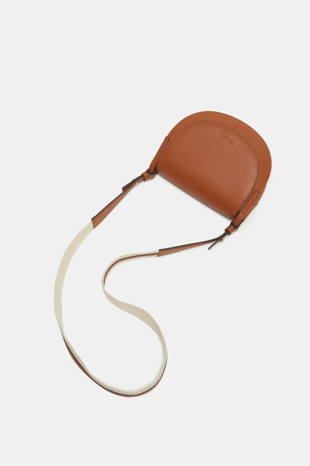 Tiffin Cross 21 (티핀 크로스 21)은 소가죽 소재의 미디엄 사이즈 크로스백입니다. 브라운 컬러에 격자무늬 패턴이 돋보이며, 로즈골드 하드웨어 장식이 고급스러움을 더합니다. 탈부착 가능한 스트랩과 2way 연출 (크로스백, 숄더백)이 가능하여 실용적입니다. 내부 포켓과 외부 포켓으로 수납력을 높였으며, 마그네틱형 잠금 방식으로 편리하게 사용 가능합니다. 데이트룩, 오피스룩, 모임룩 등 다양한 TPO에 클래식, 미니멀, 시크한 스타일을 연출하기 좋습니다.
