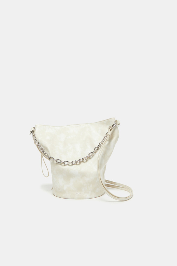 Cusia 숄더 17은 여성의 우아함을 돋보이게 해줄 숄더백입니다. 미디엄 사이즈의 반원 형태 디자인으로, 화이트와 아이보리 두 가지 색상으로 출시되었습니다. 부드러운 합성가죽 소재에 체인 장식이 더해져 클래식, 미니멀, 걸리시 스타일을 모두 소화할 수 있습니다. 데이트룩, 모임룩, 소개팅룩 등 다양한 TPO에 활용 가능하며, 조임용 끈으로 내용물을 안전하게 보관할 수 있습니다. 숄더 스트랩으로 편안하게 착용할 수 있습니다.
