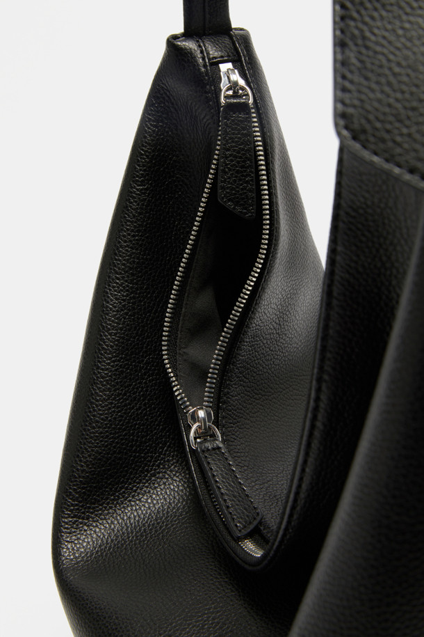 Coobo 숄더 38은 소가죽 소재의 여성 숄더백입니다. 엠보 패턴과 실버 하드웨어 장식이 돋보이며, 38 사이즈로 제작되었습니다. 탈부착 및 조절 가능한 스트랩, 내부 포켓이 있어 실용적이며, 3WAY(토트백, 숄더백, 크로스백) 연출이 가능합니다. 내추럴하고 심플한 스타일로, 출근룩과 클래식 및 미니멀 스타일에 잘 어울립니다. 호보백 디자인으로 일상에서 편안하게 사용할 수 있습니다.
