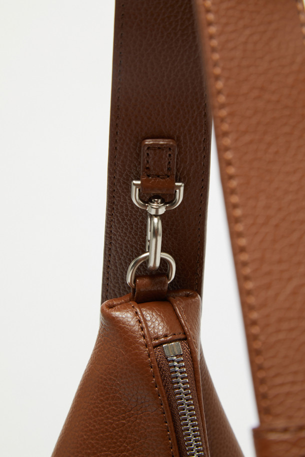 Coobo 숄더 38은 부드러운 엠보싱 소가죽 소재의 여성 숄더백입니다. 브라운 컬러의 미디엄 사이즈 가방으로, 호보백 스타일의 반원 모양 디자인과 3WAY 연출이 가능한 실용성을 갖췄습니다. 탈부착 가능한 스트랩과 내부 포켓으로 수납력을 높였으며, 클래식, 미니멀, 시크한 스타일에 잘 어울립니다. 데이트룩, 모임룩, 오피스룩 등 다양한 TPO에 활용할 수 있으며, 실버 하드웨어 장식이 은은한 포인트를 더합니다.
