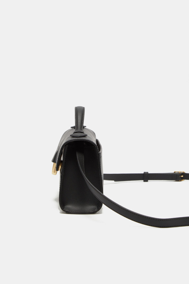 "Facade 토트 22 웨빙"은 세련된 여성들을 위한 미디엄 사이즈의 토트백입니다. 블랙 컬러의 소가죽 소재에 골드 하드웨어 디테일이 더해져 클래식하고 엘레강스한 무드를 자아냅니다. 건축적인 디자인 패턴과 탈부착 가능한 숄더 스트랩, 추가 웨빙 스트랩으로 숄더백, 크로스백, 토트백 3가지 방식으로 연출할 수 있습니다. 내부에는 카드 포켓 1개가 있으며, 오피스룩, 출근룩, 모임룩 등 다양한 TPO에 활용 가능합니다. 미니멀하고 시크한 스타일을 선호하는 분들께 추천합니다.
