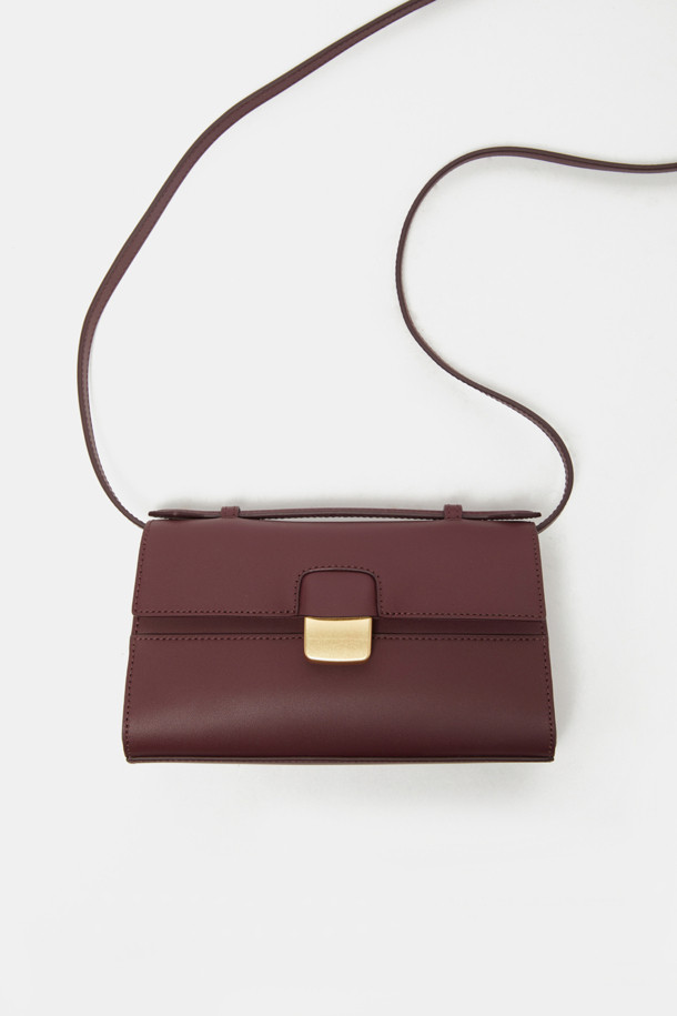 Facade Tote 22 Webbing은 건축적인 디자인에서 영감을 받은 여성용 토트백입니다. Exquisite Color의 Zanzabo Leather 소재로 제작되었으며, 사각 및 트라페조이드 쉐입에 골드 하드웨어 및 사각 장식이 더해져 클래식하고 엘레강스한 무드를 연출합니다. 탈부착 및 조절 가능한 스트랩, 웨빙 스트랩 추가로 토트, 숄더, 크로스 3가지 방식으로 착용 가능하며, 내부 카드 포켓 1개와 22 사이즈로 실용성을 더했습니다. 오피스룩과 모임룩은 물론, 일상에서도 세련된 스타일을 완성해 보세요.
