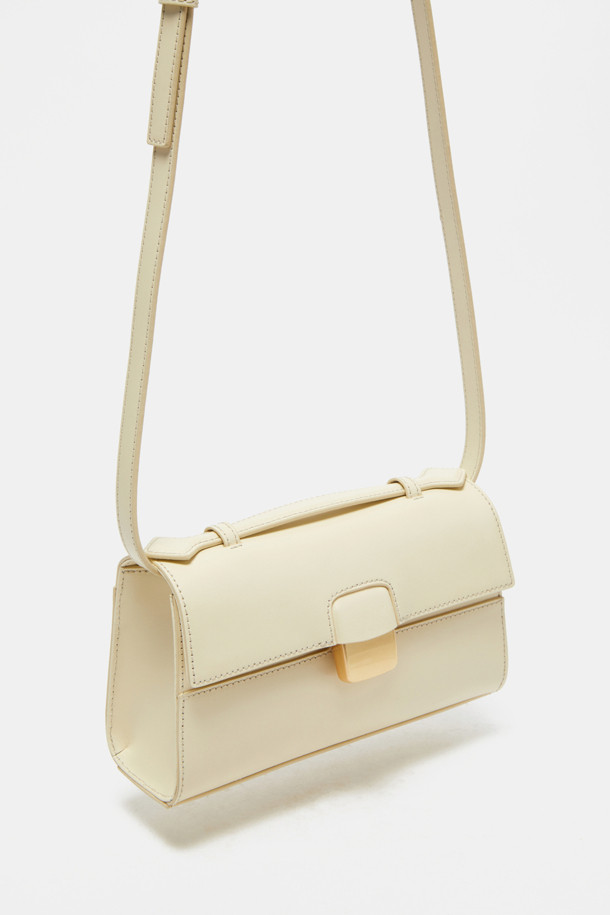 파사드 토트 22 웨빙은 클래식한 디자인으로 출근룩과 오피스룩에 잘 어울리는 여성 토트백입니다. 잔자보 가죽 소재와 건축적 디자인 패턴이 돋보이며, 골드 하드웨어 및 웨빙 스트랩으로 포인트를 더했습니다. 사각 또는 사다리꼴 모양으로, 탈부착 가능한 스트랩과 내부 카드 포켓이 있어 실용성을 높였습니다. 토트백, 숄더백, 크로스백으로 다양한 연출이 가능하며, 미니멀하고 시크한 스타일을 완성하는 데 적합합니다. 일상생활에서 폭넓게 활용할 수 있는 아이템입니다.
