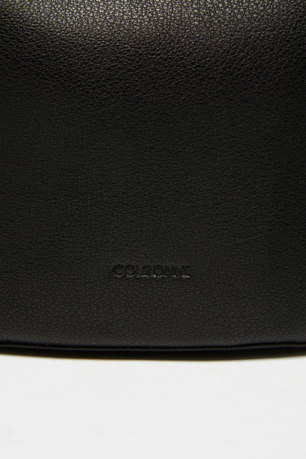 Teaberry 토트 17 웨빙은 심플한 디자인과 활용성이 돋보이는 여성용 토트백입니다. 미디엄 사이즈의 블랙 컬러 합성가죽 소재로 제작되어 시크하고 미니멀한 스타일을 연출합니다. 숄더 스트랩과 오픈형 잠금 방식을 갖춰 출근룩, 오피스룩, 모임룩 등 다양한 TPO에 매치하기 좋습니다. 반원 형태의 가방 모양과 무지 디자인이 세련된 느낌을 더하며, 데일리 가방으로 손색없는 실용적인 아이템입니다.
