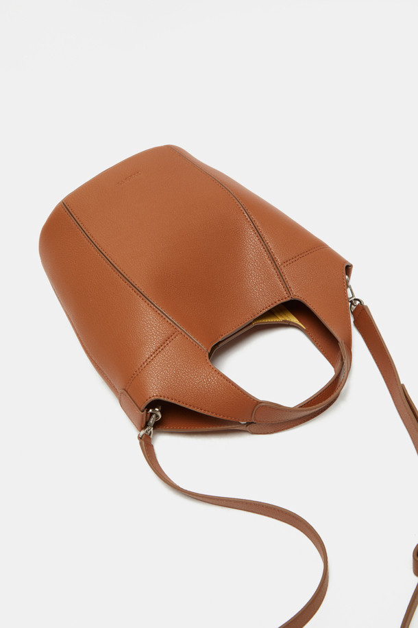 Teaberry Tote 17 Webbing (티베리 토트 17 웨빙)은 여성용 토트백입니다. 합성가죽 소재의 미디엄 사이즈 가방으로, 브라운 색상의 무지 디자인이 특징입니다. 반원 모양에 지퍼형 잠금 방식을 적용했으며, 숄더 스트랩이 있어 크로스백으로도 활용 가능합니다. 클래식, 미니멀, 시크 스타일을 선호하는 오피스룩, 출근룩, 모임룩에 잘 어울리는 가방입니다.
