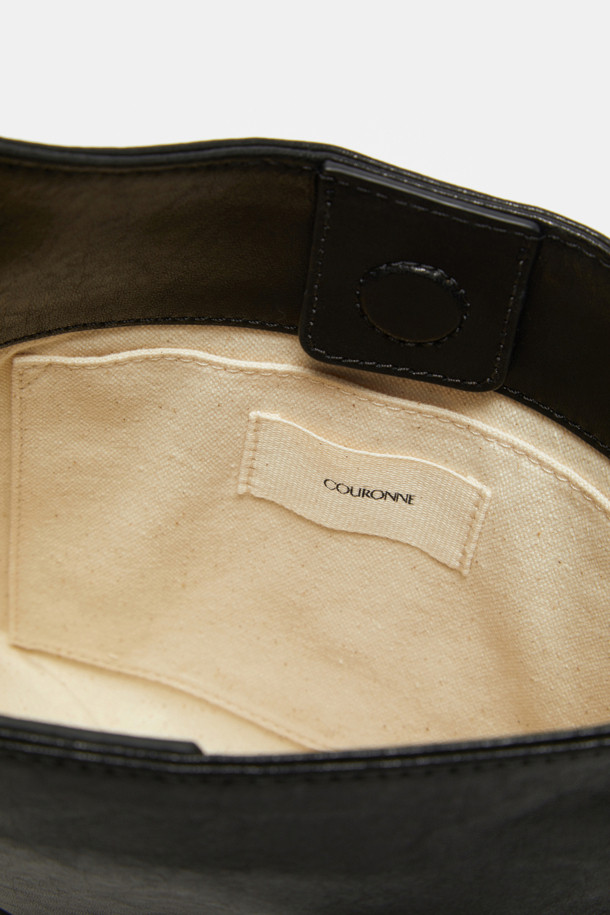 "Faugeres Tassel Cross 23"은 여성스러운 매력을 더하는 크로스백입니다. BKX(내추럴 주름 소가죽)와 BRX(마이크로 스웨이드와 내추럴 가죽 조합) 두 가지 컬러로 제공되며, 부드러운 촉감과 자연스러운 주름 텍스처가 특징입니다. 토트백, 숄더백, 크로스백으로 활용 가능한 3way 컨버터블 디자인에 비대칭 실루엣과 태슬 장식이 돋보이며, 실버 컬러 하드웨어가 세련된 느낌을 더합니다. 내부 포켓 1개와 조절 가능한 스트랩으로 실용성을 높였으며, 마그네틱형 잠금방식으로 편리하게 사용할 수 있습니다. 데이트룩, 모임룩, 오피스룩 등 다양한 TPO에 클래식, 미니멀, 시크 스타일을 연출하기 좋습니다.
