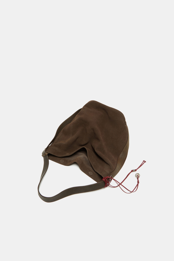 Haru Shoulder 24 Suede (하루 숄더 24 스웨이드)는 미니멀하고 클래식한 스타일을 추구하는 여성들을 위한 숄더백입니다. 부드러운 스웨이드 소재와 브라운 컬러가 고급스러운 분위기를 자아내며, 반원 형태의 디자인이 세련미를 더합니다. 가방 사이즈는 미디엄이며, 지퍼형 잠금 방식으로 소지품을 안전하게 보관할 수 있습니다. 숄더 스트랩이 있어 편안하게 착용 가능하며, 출근룩과 모임룩 등 다양한 TPO에 활용하기 좋습니다. 무지 디자인으로 어떤 스타일에도 잘 어울려 데일리백으로 제격입니다.
