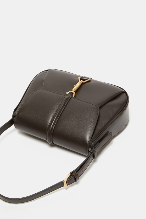 Manon Shoulder 25 (마농 숄더 25)는 여성스러운 룩을 완성하는 숄더백, 크로스백, 토트백으로 활용 가능한 가방입니다. 부드러운 소가죽 소재에 웨이브 텍스처 엠보싱이 더해져 고급스러운 질감을 선사합니다. 클래식한 디자인에 순수와 영원을 상징하는 메달 하드웨어와 비대칭 삼각 링 장식이 포인트입니다. 내부에는 실용적인 수납을 위한 포켓이 있으며, 조절 가능한 스트랩으로 다양한 스타일을 연출할 수 있습니다. 데이트룩, 모임룩 등 시크하고 미니멀한 스타일을 즐기는 분들께 추천합니다.
