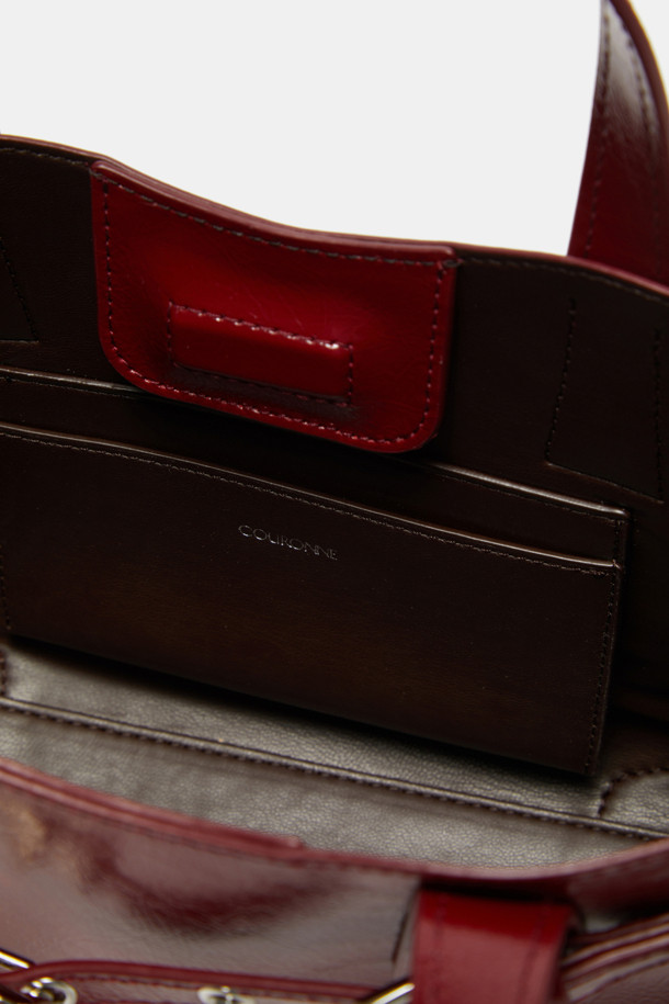 페르미에 데이 토트 27은 여성스러운 스타일을 강조하는 미디엄 사이즈의 사각 토트백입니다. 와인 컬러의 글로시 소재가 시크하고 미니멀한 디자인에 고급스러움을 더합니다. 버클과 스트랩 디테일이 돋보이며, 탈부착 가능한 스트랩으로 3way 착용이 가능하여 실용성을 높였습니다. 내부에는 수납공간, 포켓, iPad 11인치 수납이 가능한 넉넉한 공간이 마련되어 있으며, 실버 하드웨어와 버클형 잠금방식으로 세련됨을 더했습니다. 데일리 및 출근룩에 활용하기 좋은 클래식한 디자인의 가방입니다.
