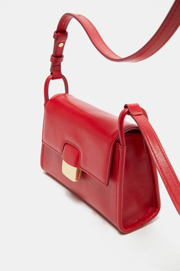 Twiggy 미니 크로스 20은 소가죽 소재의 미니 크로스백으로, 클래식과 캐주얼 스타일을 모두 아우르는 여성 가방입니다. 3WAY 연출이 가능하며, 버클형 잠금 방식으로 디자인에 포인트를 더했습니다. 내부 및 외부 포켓, 카드 및 핸드폰 수납 공간을 갖춰 실용성을 높였으며, 데이트룩과 모임룩에 잘 어울립니다. 은은한 광택감과 크링클 엠보 가공으로 고급스러운 분위기를 연출하며, 실버 또는 골드 하드웨어 옵션을 선택할 수 있습니다. 무지 디자인의 사각 쉐입으로 미니멀하고 세련된 스타일을 완성해 보세요.
