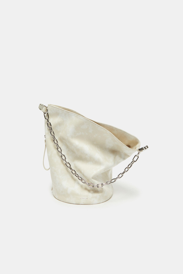 Cusia 숄더 17은 여성의 우아함을 돋보이게 해줄 숄더백입니다. 미디엄 사이즈의 반원 형태 디자인으로, 화이트와 아이보리 두 가지 색상으로 출시되었습니다. 부드러운 합성가죽 소재에 체인 장식이 더해져 클래식, 미니멀, 걸리시 스타일을 모두 소화할 수 있습니다. 데이트룩, 모임룩, 소개팅룩 등 다양한 TPO에 활용 가능하며, 조임용 끈으로 내용물을 안전하게 보관할 수 있습니다. 숄더 스트랩으로 편안하게 착용할 수 있습니다.
