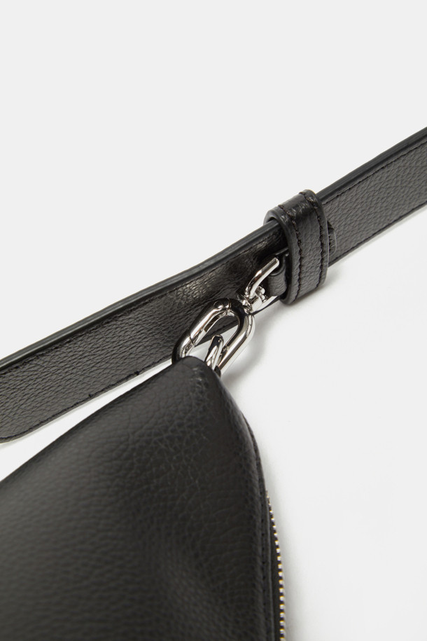 Coobo 숄더 38은 소가죽 소재의 여성 숄더백입니다. 엠보 패턴과 실버 하드웨어 장식이 돋보이며, 38 사이즈로 제작되었습니다. 탈부착 및 조절 가능한 스트랩, 내부 포켓이 있어 실용적이며, 3WAY(토트백, 숄더백, 크로스백) 연출이 가능합니다. 내추럴하고 심플한 스타일로, 출근룩과 클래식 및 미니멀 스타일에 잘 어울립니다. 호보백 디자인으로 일상에서 편안하게 사용할 수 있습니다.
