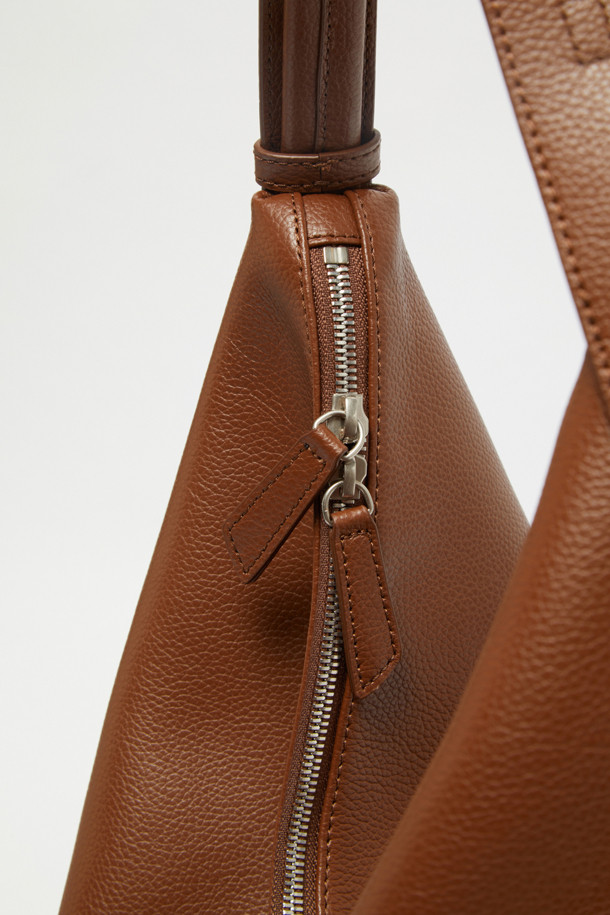 Coobo 숄더 38은 부드러운 엠보싱 소가죽 소재의 여성 숄더백입니다. 브라운 컬러의 미디엄 사이즈 가방으로, 호보백 스타일의 반원 모양 디자인과 3WAY 연출이 가능한 실용성을 갖췄습니다. 탈부착 가능한 스트랩과 내부 포켓으로 수납력을 높였으며, 클래식, 미니멀, 시크한 스타일에 잘 어울립니다. 데이트룩, 모임룩, 오피스룩 등 다양한 TPO에 활용할 수 있으며, 실버 하드웨어 장식이 은은한 포인트를 더합니다.
