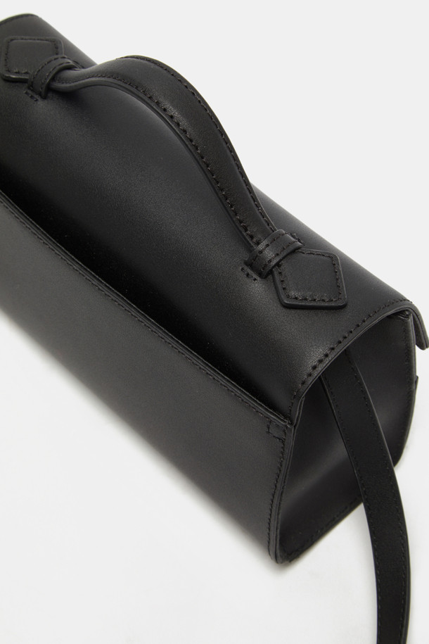 "Facade 토트 22 웨빙"은 세련된 여성들을 위한 미디엄 사이즈의 토트백입니다. 블랙 컬러의 소가죽 소재에 골드 하드웨어 디테일이 더해져 클래식하고 엘레강스한 무드를 자아냅니다. 건축적인 디자인 패턴과 탈부착 가능한 숄더 스트랩, 추가 웨빙 스트랩으로 숄더백, 크로스백, 토트백 3가지 방식으로 연출할 수 있습니다. 내부에는 카드 포켓 1개가 있으며, 오피스룩, 출근룩, 모임룩 등 다양한 TPO에 활용 가능합니다. 미니멀하고 시크한 스타일을 선호하는 분들께 추천합니다.
