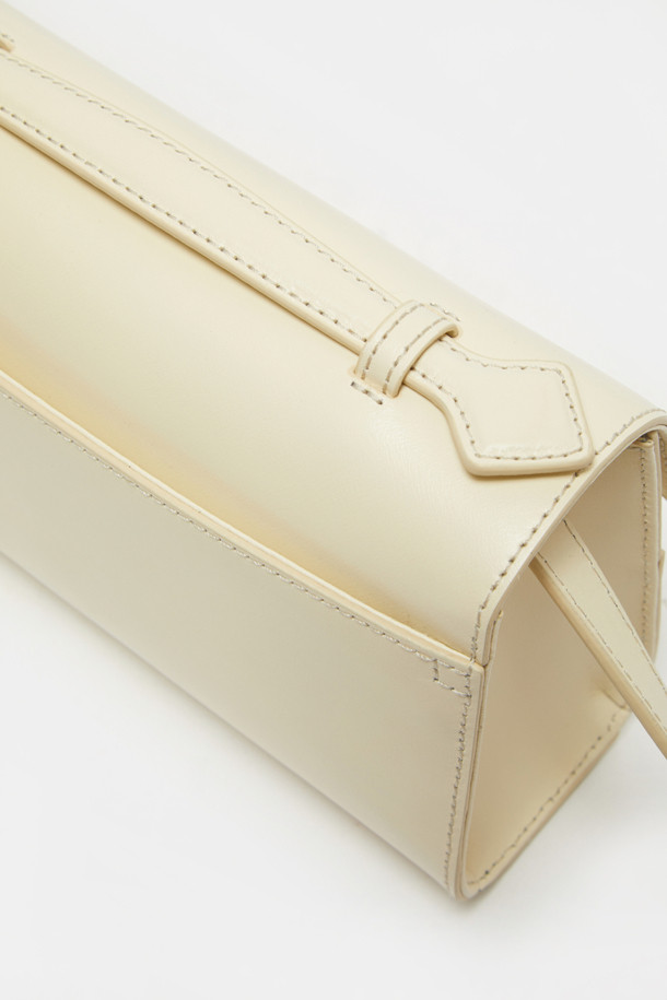 파사드 토트 22 웨빙은 클래식한 디자인으로 출근룩과 오피스룩에 잘 어울리는 여성 토트백입니다. 잔자보 가죽 소재와 건축적 디자인 패턴이 돋보이며, 골드 하드웨어 및 웨빙 스트랩으로 포인트를 더했습니다. 사각 또는 사다리꼴 모양으로, 탈부착 가능한 스트랩과 내부 카드 포켓이 있어 실용성을 높였습니다. 토트백, 숄더백, 크로스백으로 다양한 연출이 가능하며, 미니멀하고 시크한 스타일을 완성하는 데 적합합니다. 일상생활에서 폭넓게 활용할 수 있는 아이템입니다.
