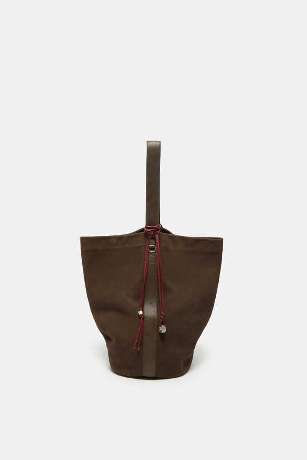 Haru Shoulder 24 Suede (하루 숄더 24 스웨이드)는 미니멀하고 클래식한 스타일을 추구하는 여성들을 위한 숄더백입니다. 부드러운 스웨이드 소재와 브라운 컬러가 고급스러운 분위기를 자아내며, 반원 형태의 디자인이 세련미를 더합니다. 가방 사이즈는 미디엄이며, 지퍼형 잠금 방식으로 소지품을 안전하게 보관할 수 있습니다. 숄더 스트랩이 있어 편안하게 착용 가능하며, 출근룩과 모임룩 등 다양한 TPO에 활용하기 좋습니다. 무지 디자인으로 어떤 스타일에도 잘 어울려 데일리백으로 제격입니다.
