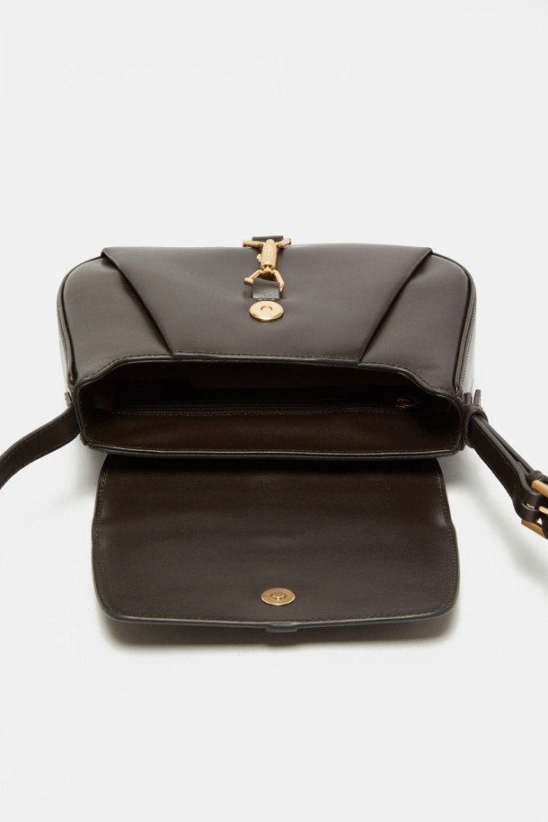 Manon Shoulder 25 (마농 숄더 25)는 여성스러운 룩을 완성하는 숄더백, 크로스백, 토트백으로 활용 가능한 가방입니다. 부드러운 소가죽 소재에 웨이브 텍스처 엠보싱이 더해져 고급스러운 질감을 선사합니다. 클래식한 디자인에 순수와 영원을 상징하는 메달 하드웨어와 비대칭 삼각 링 장식이 포인트입니다. 내부에는 실용적인 수납을 위한 포켓이 있으며, 조절 가능한 스트랩으로 다양한 스타일을 연출할 수 있습니다. 데이트룩, 모임룩 등 시크하고 미니멀한 스타일을 즐기는 분들께 추천합니다.
