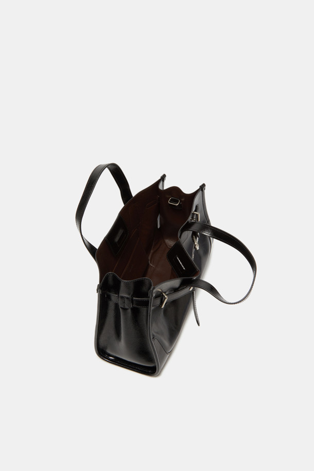 페르미에 데이 토트 35는 모던한 스타일의 여성용 토트백입니다. 글로시 소재의 블랙 컬러로, 미니멀하고 클래식한, 시크한 분위기를 연출합니다. 사각형 디자인에 버클 장식이 포인트이며, 탈부착 스트랩, 내부 포켓, 사이즈 조절 기능으로 실용성을 더했습니다. 3-way 착용이 가능하며, 태블릿 수납도 가능하여 출근룩과 오피스룩에 적합한 데일리백입니다.
