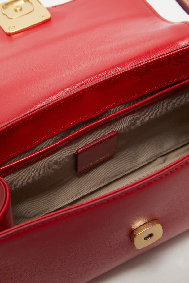 Twiggy 미니 크로스 20은 소가죽 소재의 미니 크로스백으로, 클래식과 캐주얼 스타일을 모두 아우르는 여성 가방입니다. 3WAY 연출이 가능하며, 버클형 잠금 방식으로 디자인에 포인트를 더했습니다. 내부 및 외부 포켓, 카드 및 핸드폰 수납 공간을 갖춰 실용성을 높였으며, 데이트룩과 모임룩에 잘 어울립니다. 은은한 광택감과 크링클 엠보 가공으로 고급스러운 분위기를 연출하며, 실버 또는 골드 하드웨어 옵션을 선택할 수 있습니다. 무지 디자인의 사각 쉐입으로 미니멀하고 세련된 스타일을 완성해 보세요.
