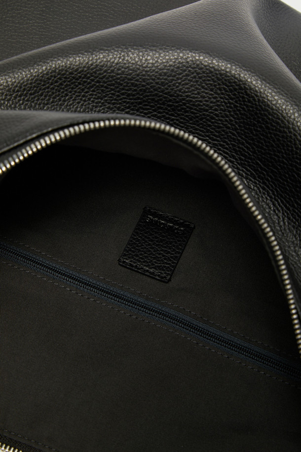 Coobo 숄더 38은 소가죽 소재의 여성 숄더백입니다. 엠보 패턴과 실버 하드웨어 장식이 돋보이며, 38 사이즈로 제작되었습니다. 탈부착 및 조절 가능한 스트랩, 내부 포켓이 있어 실용적이며, 3WAY(토트백, 숄더백, 크로스백) 연출이 가능합니다. 내추럴하고 심플한 스타일로, 출근룩과 클래식 및 미니멀 스타일에 잘 어울립니다. 호보백 디자인으로 일상에서 편안하게 사용할 수 있습니다.
