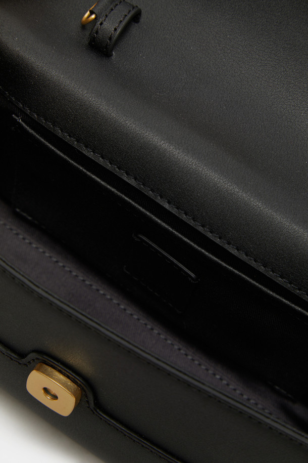 "Facade 토트 22 웨빙"은 세련된 여성들을 위한 미디엄 사이즈의 토트백입니다. 블랙 컬러의 소가죽 소재에 골드 하드웨어 디테일이 더해져 클래식하고 엘레강스한 무드를 자아냅니다. 건축적인 디자인 패턴과 탈부착 가능한 숄더 스트랩, 추가 웨빙 스트랩으로 숄더백, 크로스백, 토트백 3가지 방식으로 연출할 수 있습니다. 내부에는 카드 포켓 1개가 있으며, 오피스룩, 출근룩, 모임룩 등 다양한 TPO에 활용 가능합니다. 미니멀하고 시크한 스타일을 선호하는 분들께 추천합니다.
