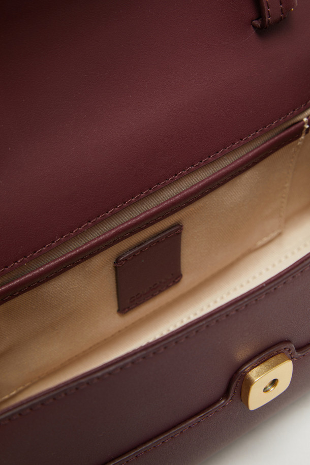 Facade Tote 22 Webbing은 건축적인 디자인에서 영감을 받은 여성용 토트백입니다. Exquisite Color의 Zanzabo Leather 소재로 제작되었으며, 사각 및 트라페조이드 쉐입에 골드 하드웨어 및 사각 장식이 더해져 클래식하고 엘레강스한 무드를 연출합니다. 탈부착 및 조절 가능한 스트랩, 웨빙 스트랩 추가로 토트, 숄더, 크로스 3가지 방식으로 착용 가능하며, 내부 카드 포켓 1개와 22 사이즈로 실용성을 더했습니다. 오피스룩과 모임룩은 물론, 일상에서도 세련된 스타일을 완성해 보세요.
