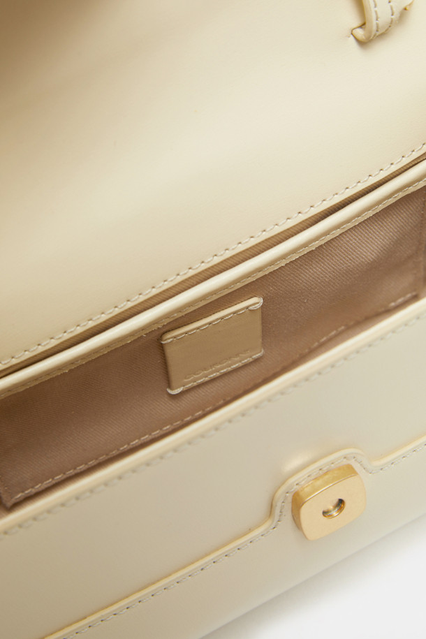 파사드 토트 22 웨빙은 클래식한 디자인으로 출근룩과 오피스룩에 잘 어울리는 여성 토트백입니다. 잔자보 가죽 소재와 건축적 디자인 패턴이 돋보이며, 골드 하드웨어 및 웨빙 스트랩으로 포인트를 더했습니다. 사각 또는 사다리꼴 모양으로, 탈부착 가능한 스트랩과 내부 카드 포켓이 있어 실용성을 높였습니다. 토트백, 숄더백, 크로스백으로 다양한 연출이 가능하며, 미니멀하고 시크한 스타일을 완성하는 데 적합합니다. 일상생활에서 폭넓게 활용할 수 있는 아이템입니다.
