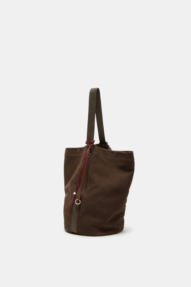 Haru Shoulder 24 Suede (하루 숄더 24 스웨이드)는 미니멀하고 클래식한 스타일을 추구하는 여성들을 위한 숄더백입니다. 부드러운 스웨이드 소재와 브라운 컬러가 고급스러운 분위기를 자아내며, 반원 형태의 디자인이 세련미를 더합니다. 가방 사이즈는 미디엄이며, 지퍼형 잠금 방식으로 소지품을 안전하게 보관할 수 있습니다. 숄더 스트랩이 있어 편안하게 착용 가능하며, 출근룩과 모임룩 등 다양한 TPO에 활용하기 좋습니다. 무지 디자인으로 어떤 스타일에도 잘 어울려 데일리백으로 제격입니다.
