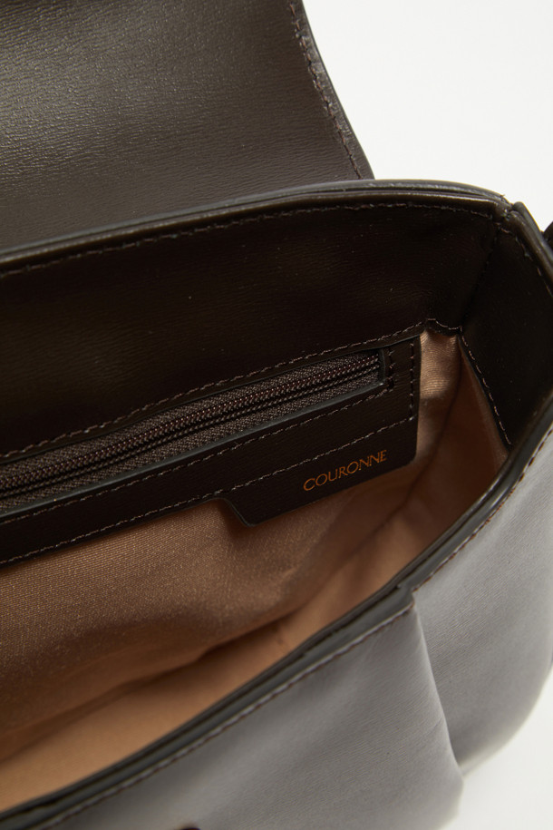 Manon Shoulder 25 (마농 숄더 25)는 여성스러운 룩을 완성하는 숄더백, 크로스백, 토트백으로 활용 가능한 가방입니다. 부드러운 소가죽 소재에 웨이브 텍스처 엠보싱이 더해져 고급스러운 질감을 선사합니다. 클래식한 디자인에 순수와 영원을 상징하는 메달 하드웨어와 비대칭 삼각 링 장식이 포인트입니다. 내부에는 실용적인 수납을 위한 포켓이 있으며, 조절 가능한 스트랩으로 다양한 스타일을 연출할 수 있습니다. 데이트룩, 모임룩 등 시크하고 미니멀한 스타일을 즐기는 분들께 추천합니다.
