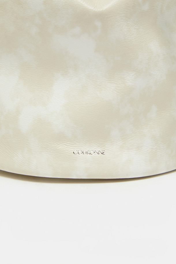 Cusia 숄더 17은 여성의 우아함을 돋보이게 해줄 숄더백입니다. 미디엄 사이즈의 반원 형태 디자인으로, 화이트와 아이보리 두 가지 색상으로 출시되었습니다. 부드러운 합성가죽 소재에 체인 장식이 더해져 클래식, 미니멀, 걸리시 스타일을 모두 소화할 수 있습니다. 데이트룩, 모임룩, 소개팅룩 등 다양한 TPO에 활용 가능하며, 조임용 끈으로 내용물을 안전하게 보관할 수 있습니다. 숄더 스트랩으로 편안하게 착용할 수 있습니다.
