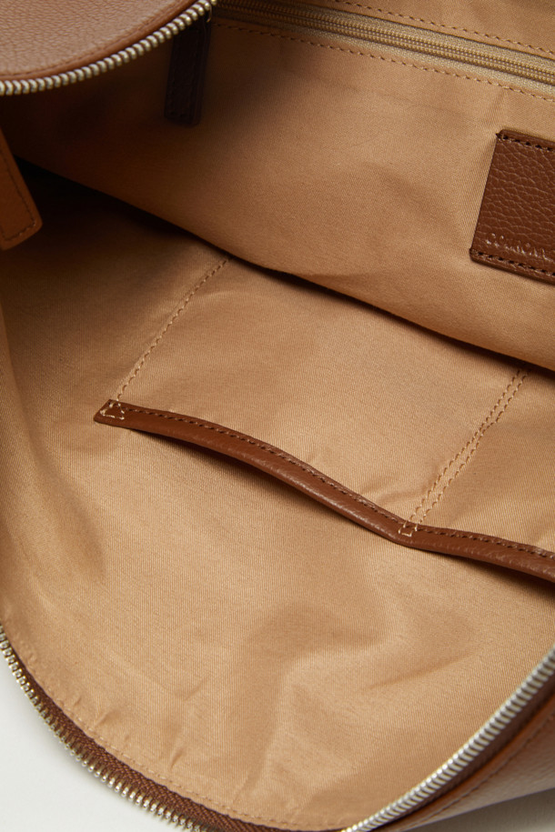 Coobo 숄더 38은 부드러운 엠보싱 소가죽 소재의 여성 숄더백입니다. 브라운 컬러의 미디엄 사이즈 가방으로, 호보백 스타일의 반원 모양 디자인과 3WAY 연출이 가능한 실용성을 갖췄습니다. 탈부착 가능한 스트랩과 내부 포켓으로 수납력을 높였으며, 클래식, 미니멀, 시크한 스타일에 잘 어울립니다. 데이트룩, 모임룩, 오피스룩 등 다양한 TPO에 활용할 수 있으며, 실버 하드웨어 장식이 은은한 포인트를 더합니다.
