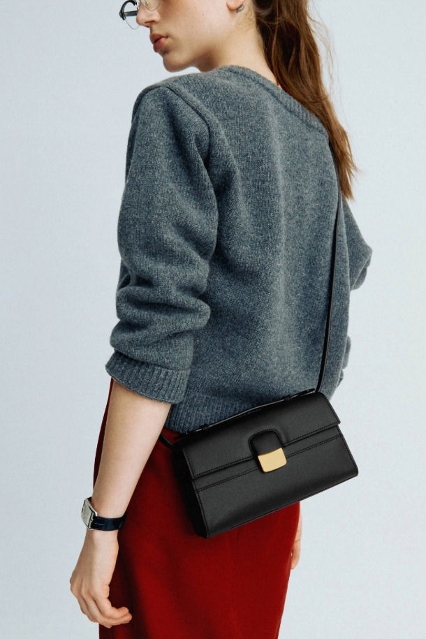 "Facade 토트 22 웨빙"은 세련된 여성들을 위한 미디엄 사이즈의 토트백입니다. 블랙 컬러의 소가죽 소재에 골드 하드웨어 디테일이 더해져 클래식하고 엘레강스한 무드를 자아냅니다. 건축적인 디자인 패턴과 탈부착 가능한 숄더 스트랩, 추가 웨빙 스트랩으로 숄더백, 크로스백, 토트백 3가지 방식으로 연출할 수 있습니다. 내부에는 카드 포켓 1개가 있으며, 오피스룩, 출근룩, 모임룩 등 다양한 TPO에 활용 가능합니다. 미니멀하고 시크한 스타일을 선호하는 분들께 추천합니다.
