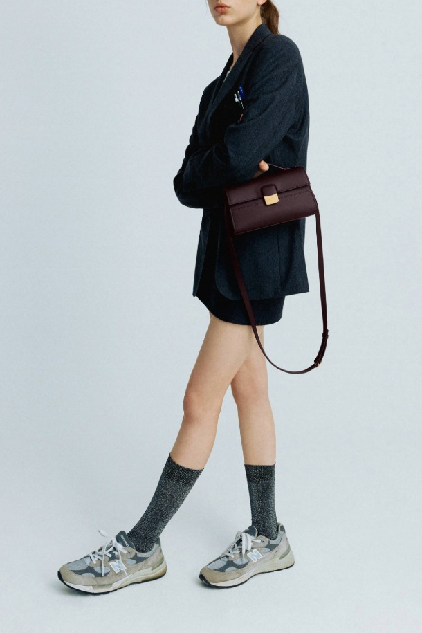 Facade Tote 22 Webbing은 건축적인 디자인에서 영감을 받은 여성용 토트백입니다. Exquisite Color의 Zanzabo Leather 소재로 제작되었으며, 사각 및 트라페조이드 쉐입에 골드 하드웨어 및 사각 장식이 더해져 클래식하고 엘레강스한 무드를 연출합니다. 탈부착 및 조절 가능한 스트랩, 웨빙 스트랩 추가로 토트, 숄더, 크로스 3가지 방식으로 착용 가능하며, 내부 카드 포켓 1개와 22 사이즈로 실용성을 더했습니다. 오피스룩과 모임룩은 물론, 일상에서도 세련된 스타일을 완성해 보세요.
