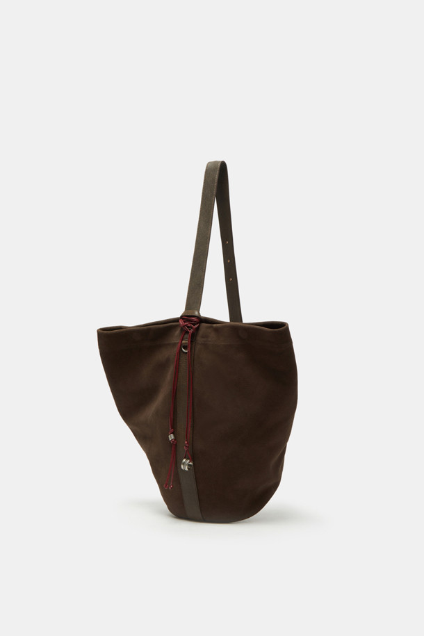 Haru Shoulder 24 Suede (하루 숄더 24 스웨이드)는 미니멀하고 클래식한 스타일을 추구하는 여성들을 위한 숄더백입니다. 부드러운 스웨이드 소재와 브라운 컬러가 고급스러운 분위기를 자아내며, 반원 형태의 디자인이 세련미를 더합니다. 가방 사이즈는 미디엄이며, 지퍼형 잠금 방식으로 소지품을 안전하게 보관할 수 있습니다. 숄더 스트랩이 있어 편안하게 착용 가능하며, 출근룩과 모임룩 등 다양한 TPO에 활용하기 좋습니다. 무지 디자인으로 어떤 스타일에도 잘 어울려 데일리백으로 제격입니다.
