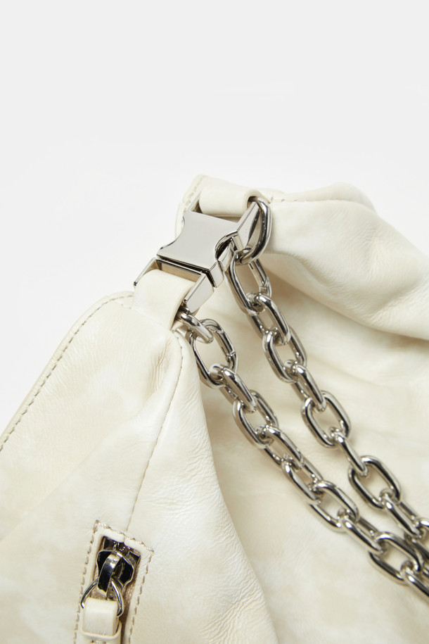 Cusia 숄더 17은 여성의 우아함을 돋보이게 해줄 숄더백입니다. 미디엄 사이즈의 반원 형태 디자인으로, 화이트와 아이보리 두 가지 색상으로 출시되었습니다. 부드러운 합성가죽 소재에 체인 장식이 더해져 클래식, 미니멀, 걸리시 스타일을 모두 소화할 수 있습니다. 데이트룩, 모임룩, 소개팅룩 등 다양한 TPO에 활용 가능하며, 조임용 끈으로 내용물을 안전하게 보관할 수 있습니다. 숄더 스트랩으로 편안하게 착용할 수 있습니다.
