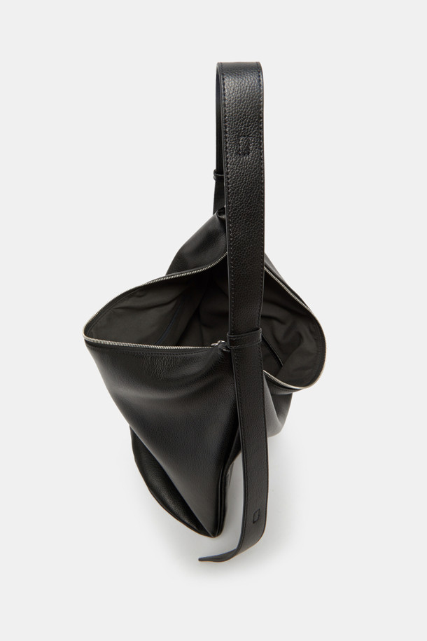 Coobo 숄더 38은 소가죽 소재의 여성 숄더백입니다. 엠보 패턴과 실버 하드웨어 장식이 돋보이며, 38 사이즈로 제작되었습니다. 탈부착 및 조절 가능한 스트랩, 내부 포켓이 있어 실용적이며, 3WAY(토트백, 숄더백, 크로스백) 연출이 가능합니다. 내추럴하고 심플한 스타일로, 출근룩과 클래식 및 미니멀 스타일에 잘 어울립니다. 호보백 디자인으로 일상에서 편안하게 사용할 수 있습니다.
