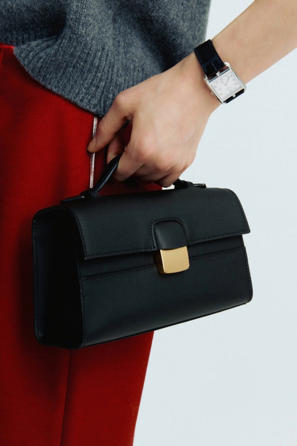 "Facade 토트 22 웨빙"은 세련된 여성들을 위한 미디엄 사이즈의 토트백입니다. 블랙 컬러의 소가죽 소재에 골드 하드웨어 디테일이 더해져 클래식하고 엘레강스한 무드를 자아냅니다. 건축적인 디자인 패턴과 탈부착 가능한 숄더 스트랩, 추가 웨빙 스트랩으로 숄더백, 크로스백, 토트백 3가지 방식으로 연출할 수 있습니다. 내부에는 카드 포켓 1개가 있으며, 오피스룩, 출근룩, 모임룩 등 다양한 TPO에 활용 가능합니다. 미니멀하고 시크한 스타일을 선호하는 분들께 추천합니다.
