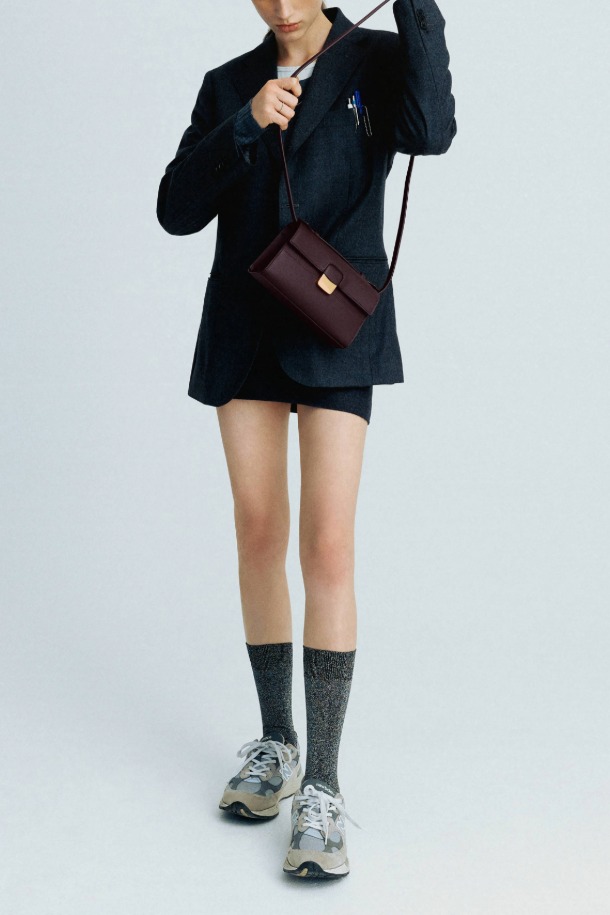 Facade Tote 22 Webbing은 건축적인 디자인에서 영감을 받은 여성용 토트백입니다. Exquisite Color의 Zanzabo Leather 소재로 제작되었으며, 사각 및 트라페조이드 쉐입에 골드 하드웨어 및 사각 장식이 더해져 클래식하고 엘레강스한 무드를 연출합니다. 탈부착 및 조절 가능한 스트랩, 웨빙 스트랩 추가로 토트, 숄더, 크로스 3가지 방식으로 착용 가능하며, 내부 카드 포켓 1개와 22 사이즈로 실용성을 더했습니다. 오피스룩과 모임룩은 물론, 일상에서도 세련된 스타일을 완성해 보세요.
